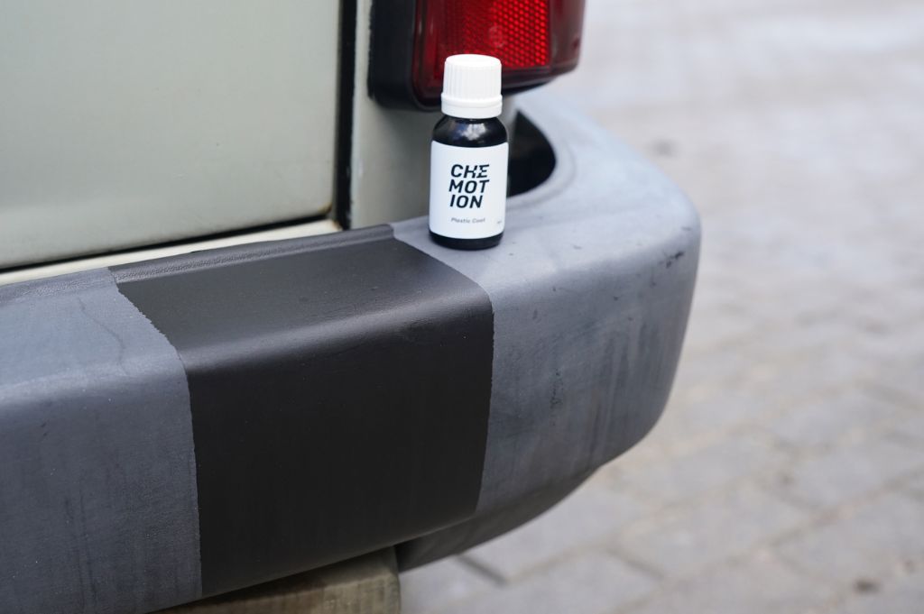 Produkt Chemoton Plastic Coat, który został zaaplikowany na zderzak i buteleczka stoi na zderzaku z efektem przed i po