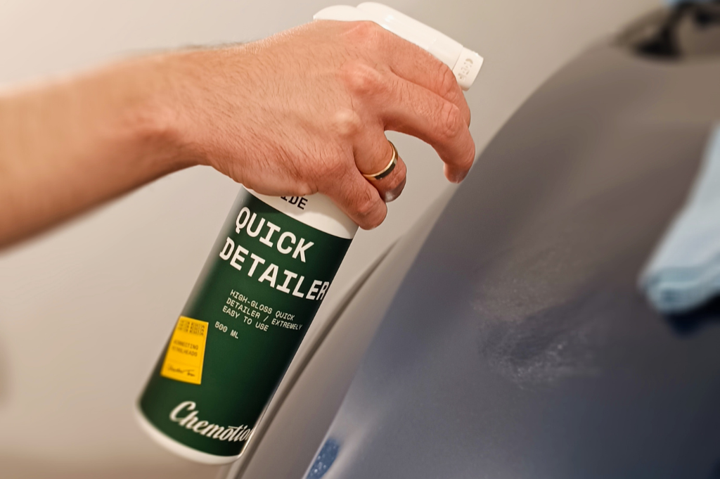Aplikacja produktu Chemotion Quick detailer na maskę samochodu